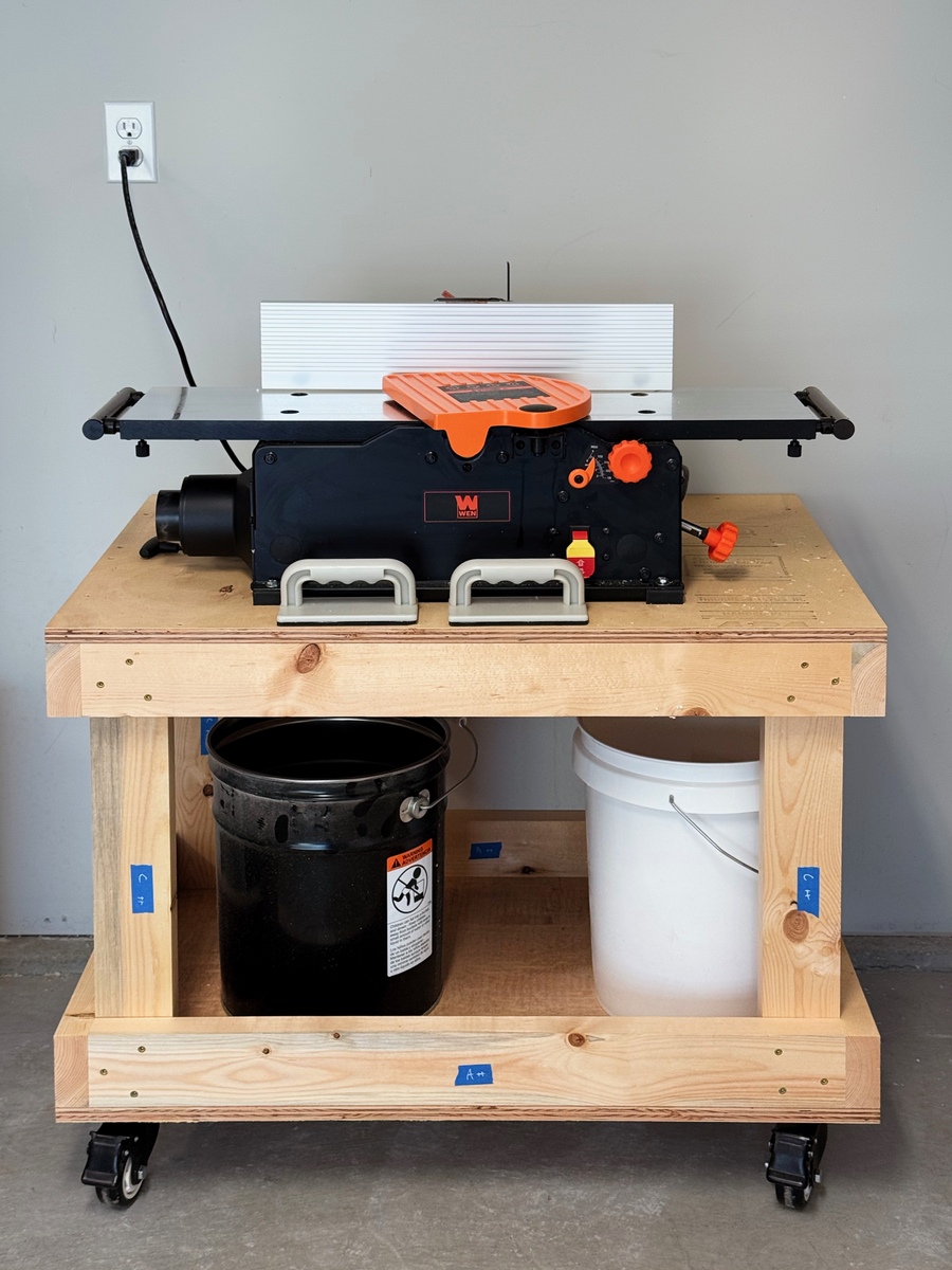 Mobile base for the jointer
